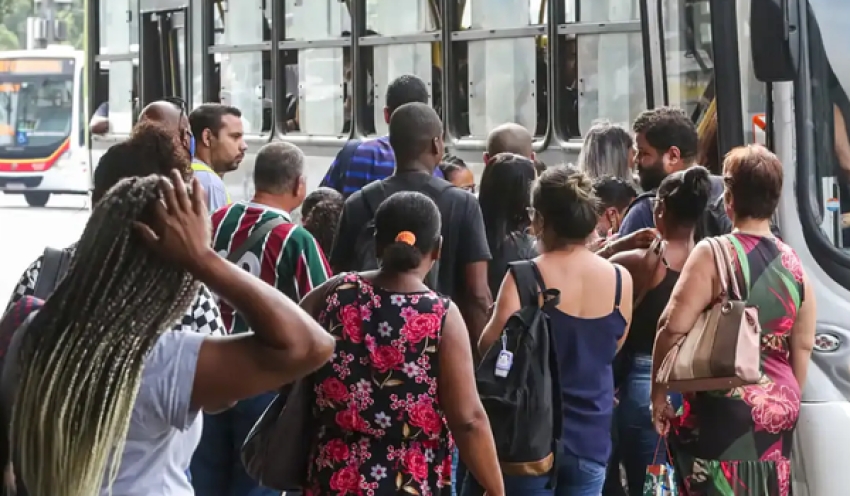 Taxa de desemprego fica em 6,6% no trimestre encerrado em abril