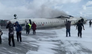 Avião da Delta se acidenta e capota durante pouso em Toronto; serviços de emergência atuam, e há feridos