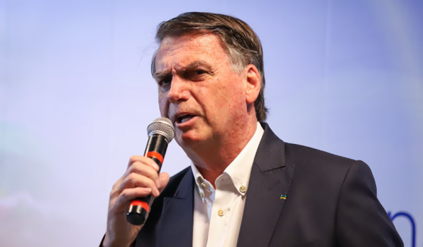 Polícia apreende pistola que seria de Bolsonaro com militar durante blitz no DF