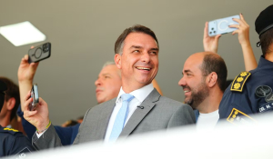 Flávio Bolsonaro acena a governadores que se elegeram sem seu apoio e cita Raquel Lyra