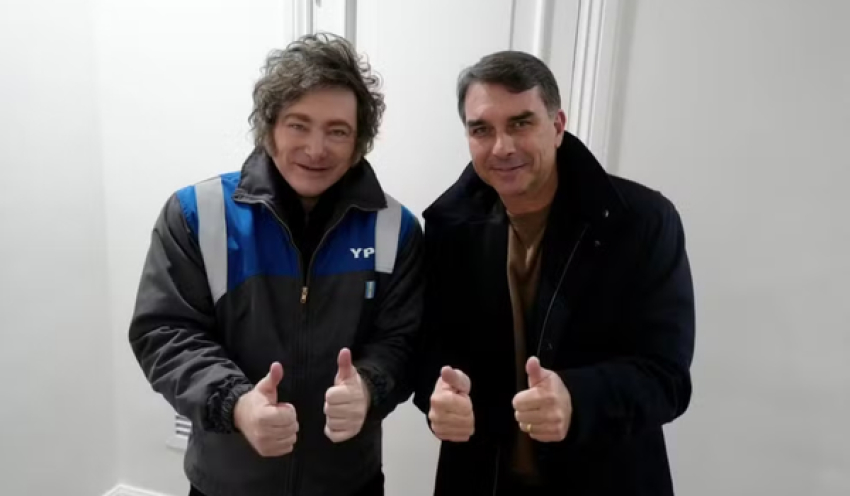 Milei posta foto com Flávio Bolsonaro: 'Vem aí a maré azul para o Brasil'