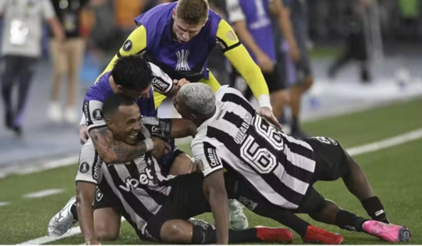 Com um jogador a menos, Botafogo vence Universidad de Chile e se classifica na Libertadores