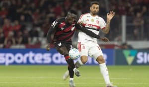 Sob olhar de Ancelotti, Flamengo marca no fim e empata com o Athletico