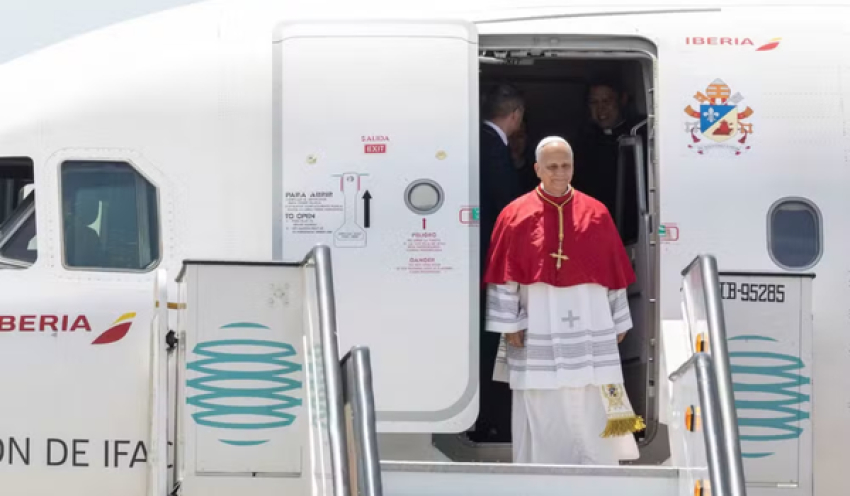 Papa Leão XIV chega a Barcelona para abençoar nova torre da Sagrada Família