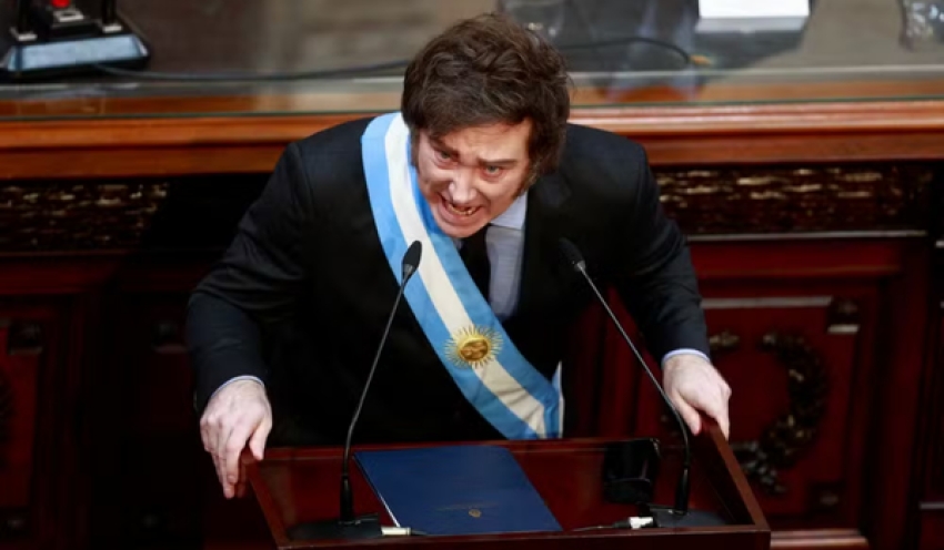 Milei endurece regras de imigração na Argentina; turistas terão que ter seguro saúde e universidades podem começar a cobrar