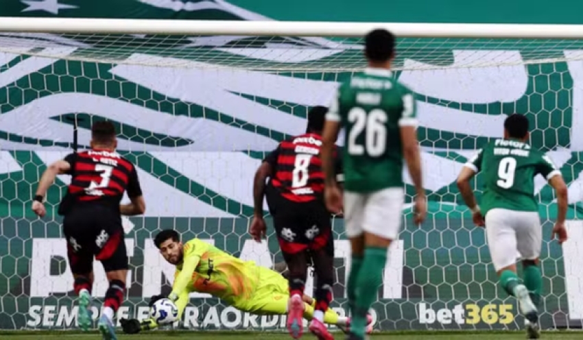Rossi pega pênalti, Flamengo vence Palmeiras e encosta na liderança do Brasileirão
