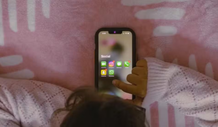 Grécia aprova proibição de redes sociais para menores de 15 anos